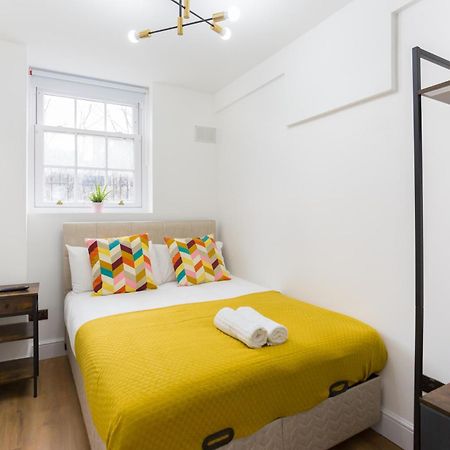 City Centre One Bedroom Apartment Next To Station, Newly Renovated Лондон Екстериор снимка