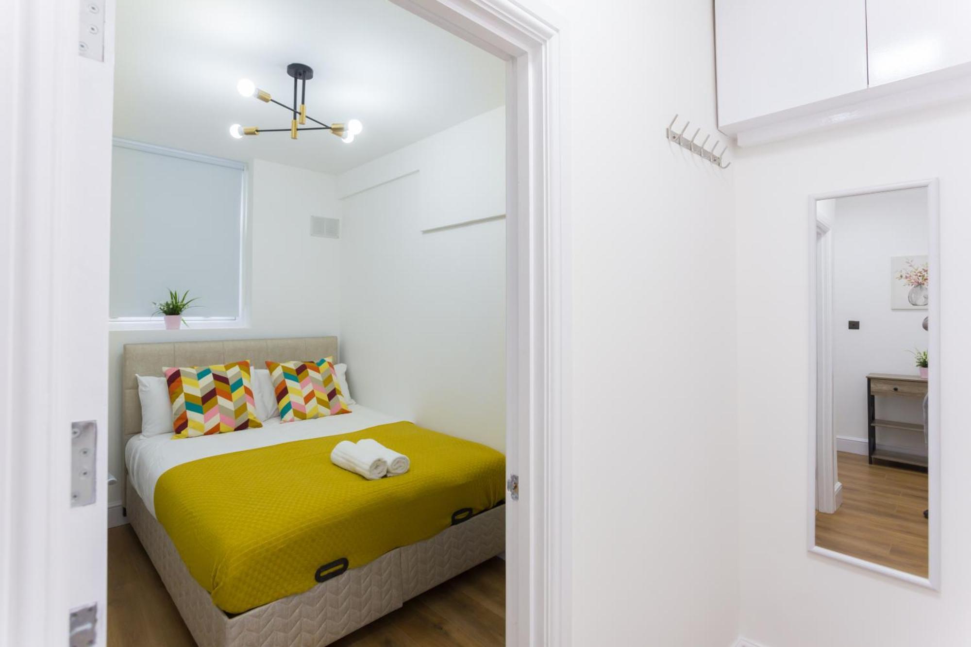 City Centre One Bedroom Apartment Next To Station, Newly Renovated Лондон Екстериор снимка