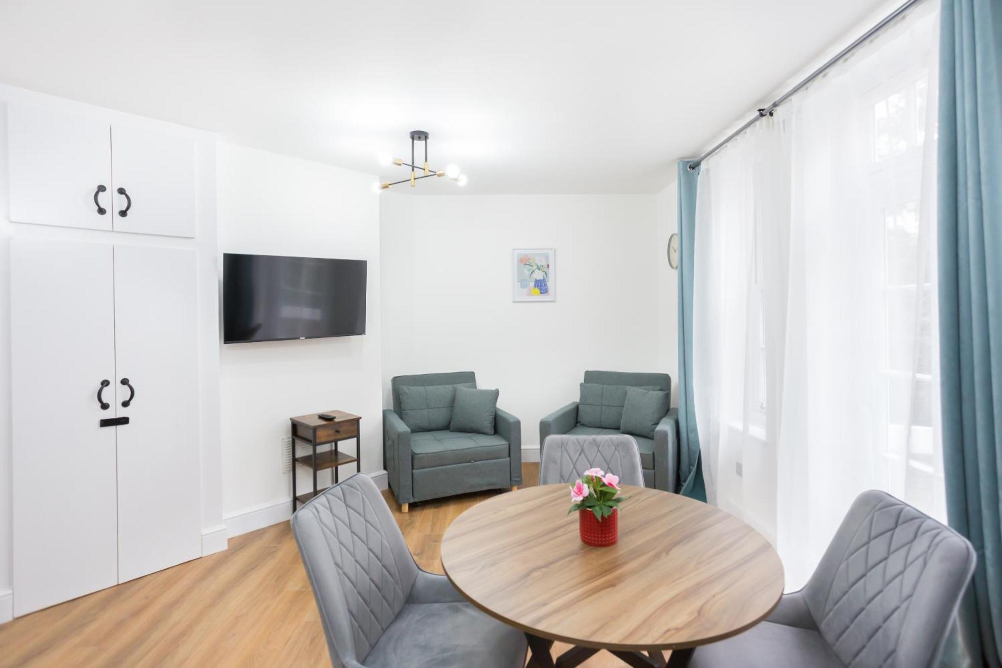 City Centre One Bedroom Apartment Next To Station, Newly Renovated Лондон Екстериор снимка
