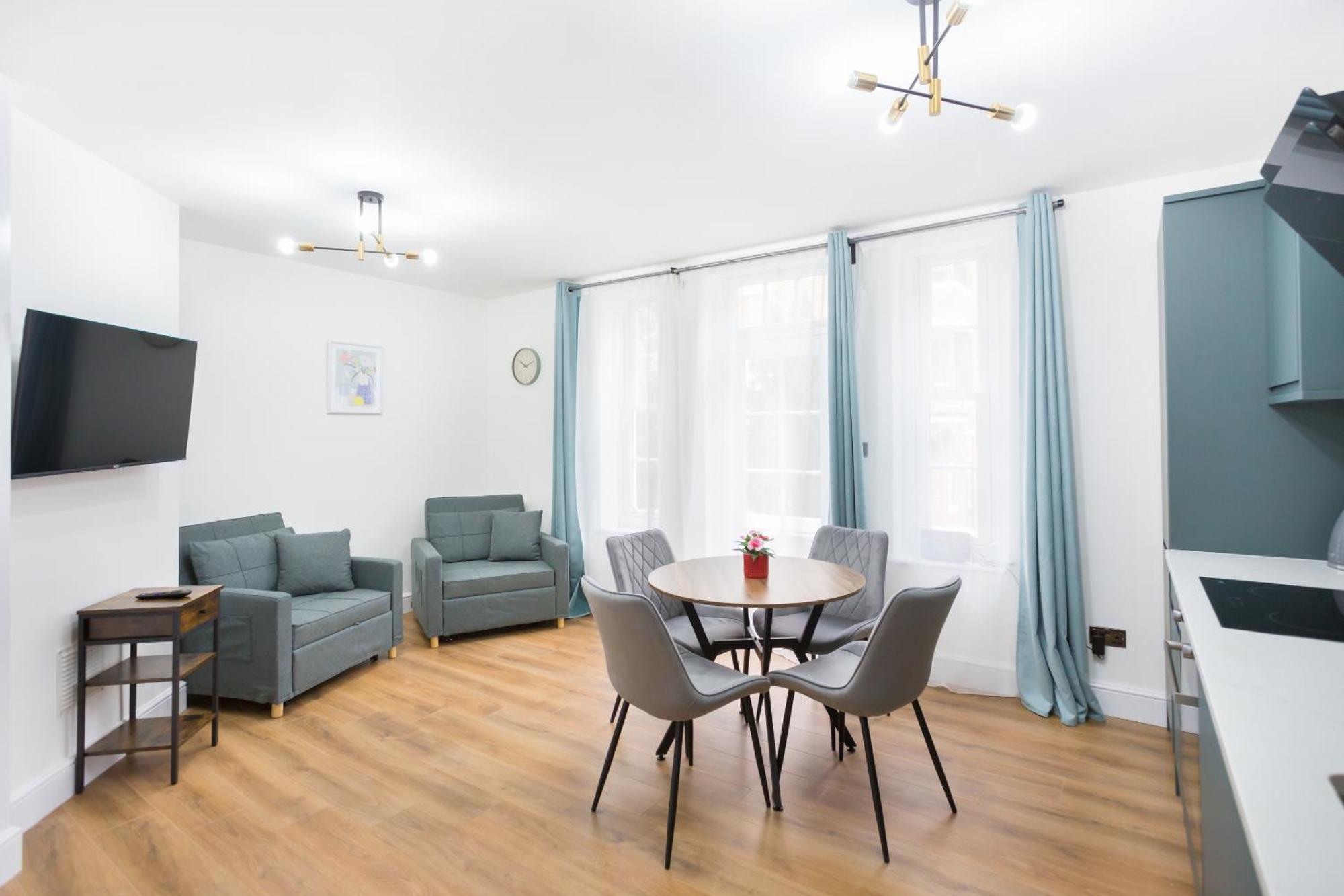 City Centre One Bedroom Apartment Next To Station, Newly Renovated Лондон Екстериор снимка