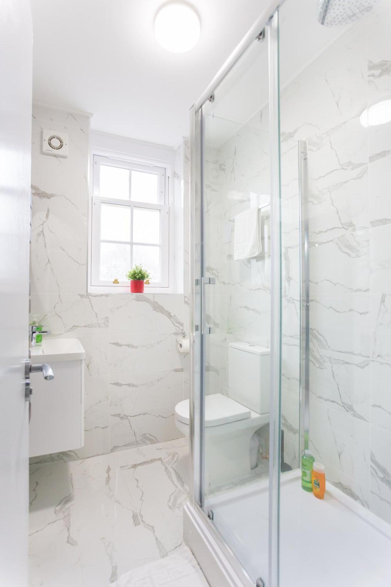 City Centre One Bedroom Apartment Next To Station, Newly Renovated Лондон Екстериор снимка