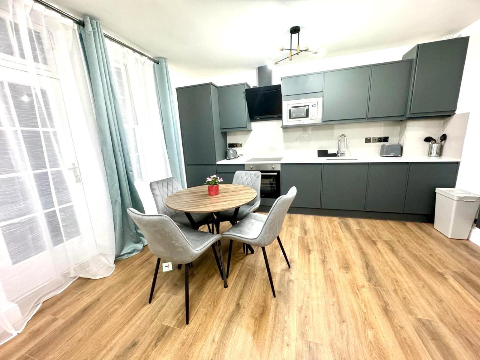 City Centre One Bedroom Apartment Next To Station, Newly Renovated Лондон Екстериор снимка