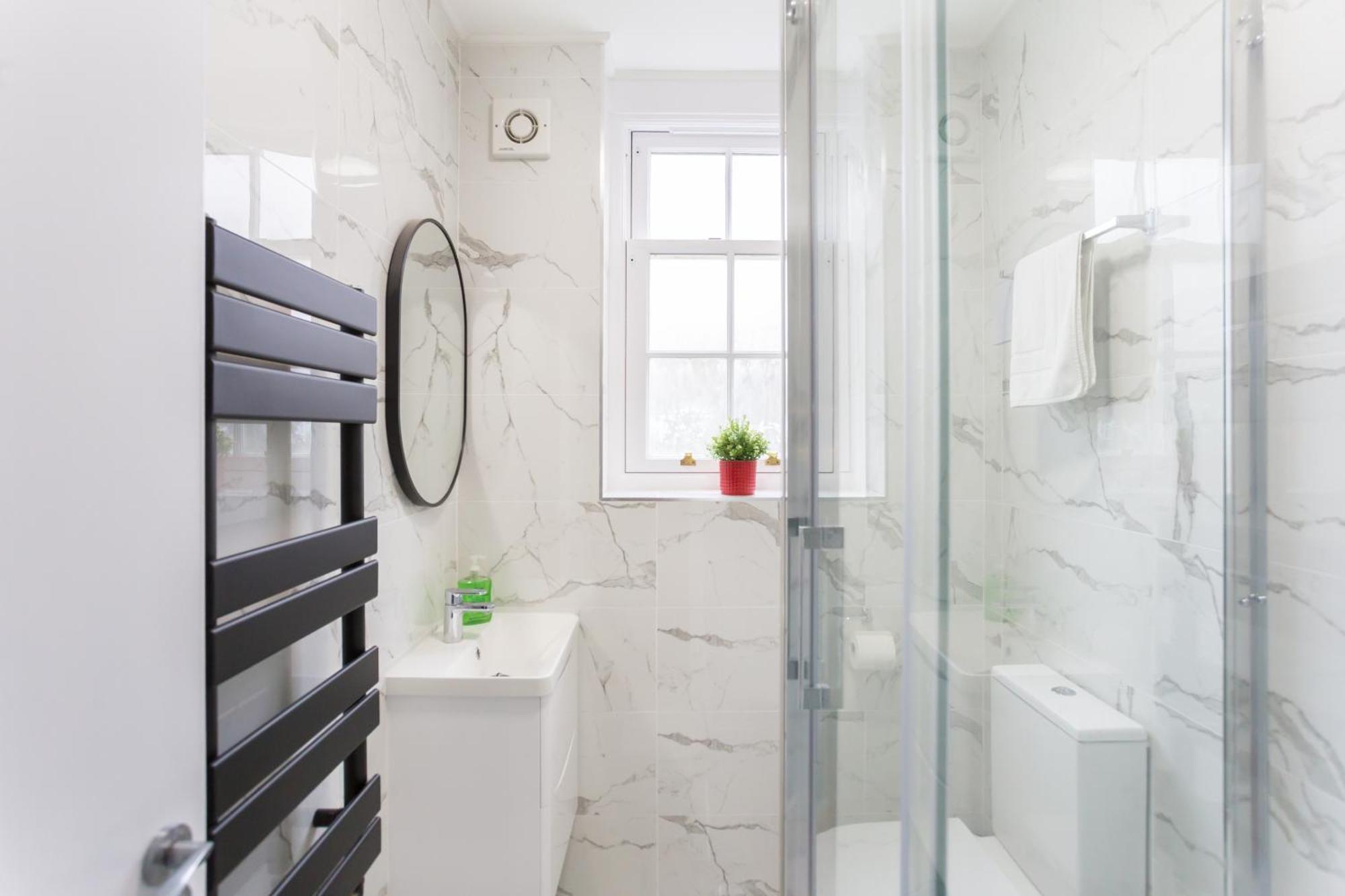 City Centre One Bedroom Apartment Next To Station, Newly Renovated Лондон Екстериор снимка
