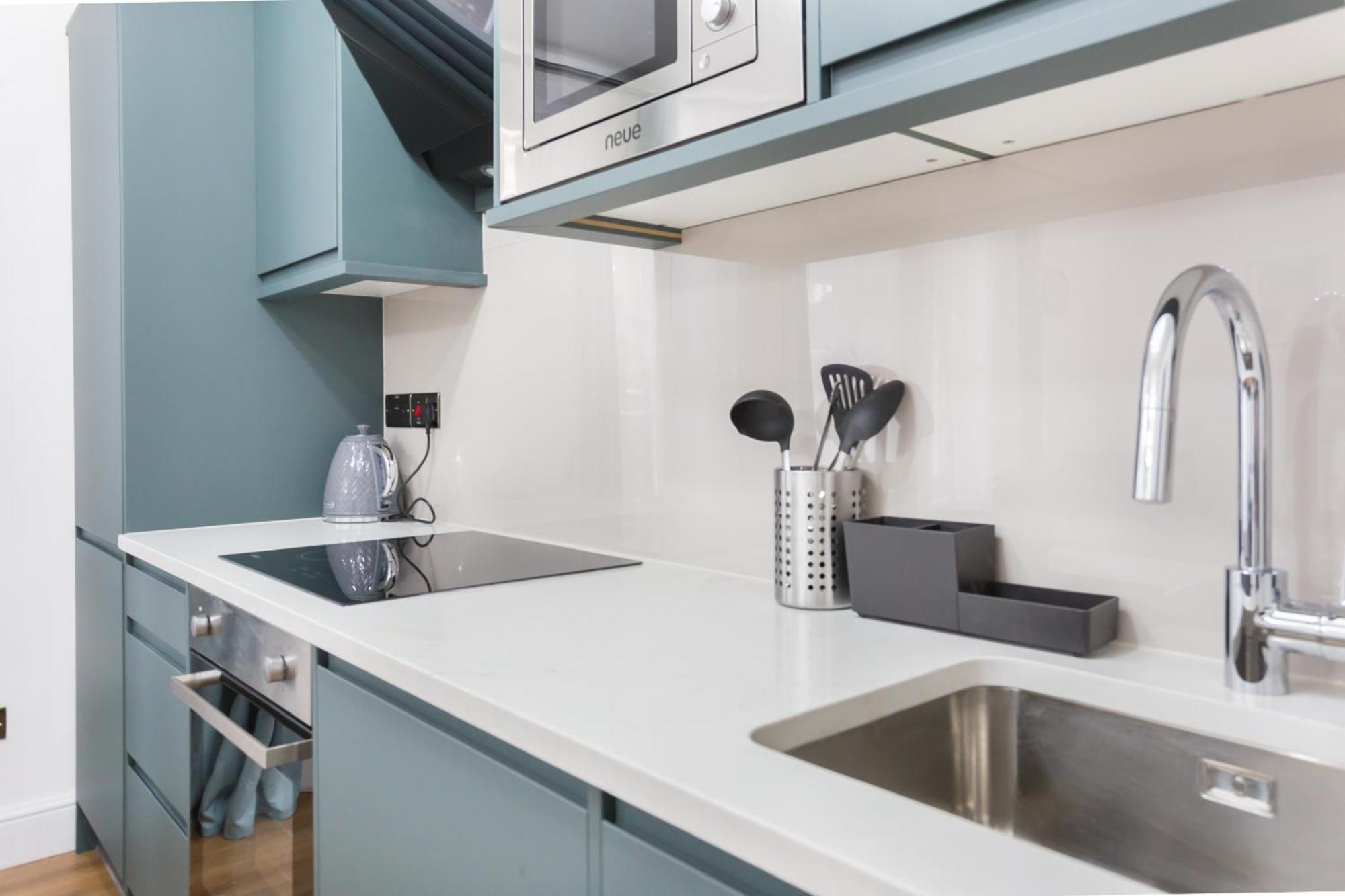 City Centre One Bedroom Apartment Next To Station, Newly Renovated Лондон Екстериор снимка