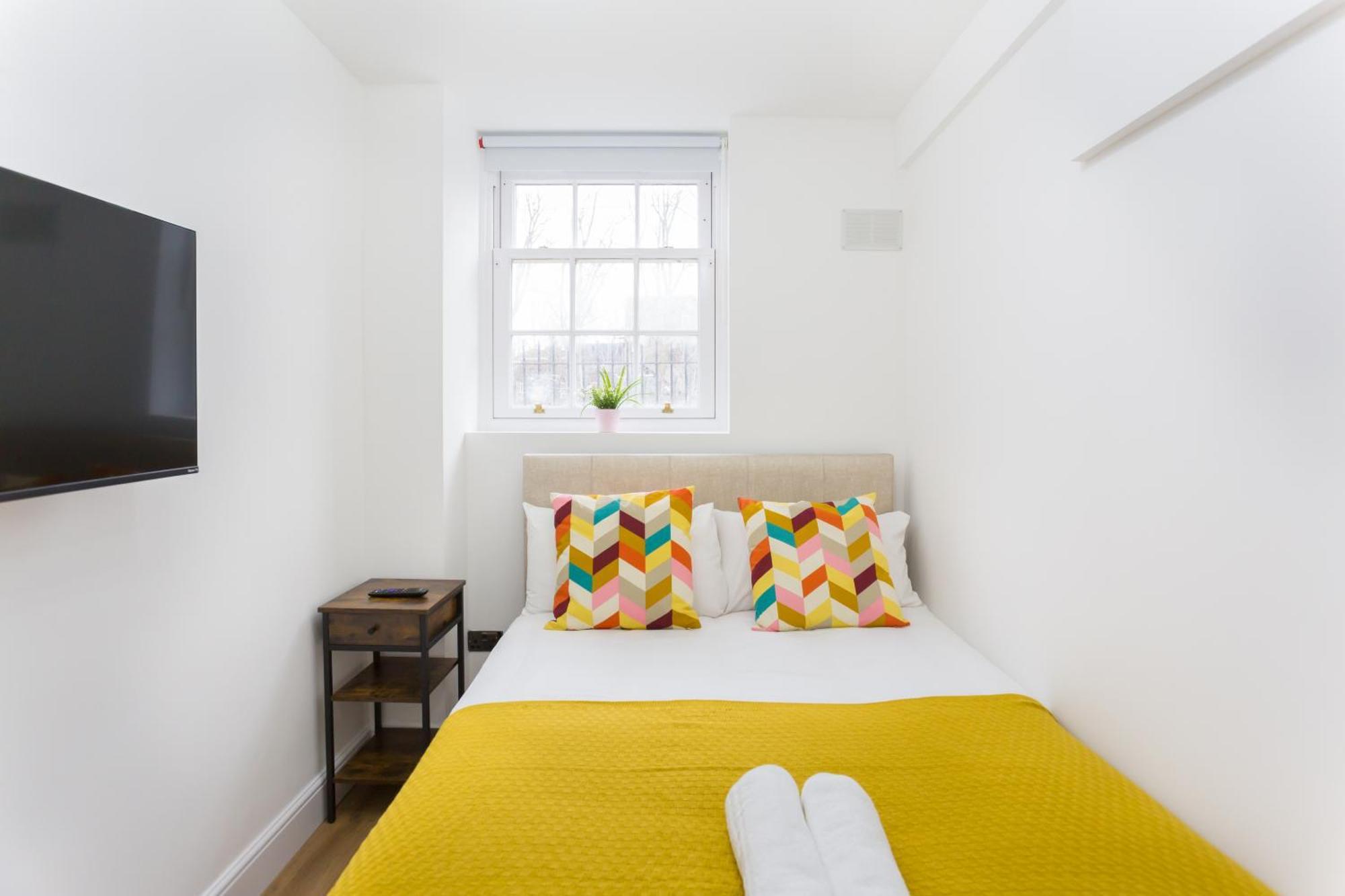 City Centre One Bedroom Apartment Next To Station, Newly Renovated Лондон Екстериор снимка