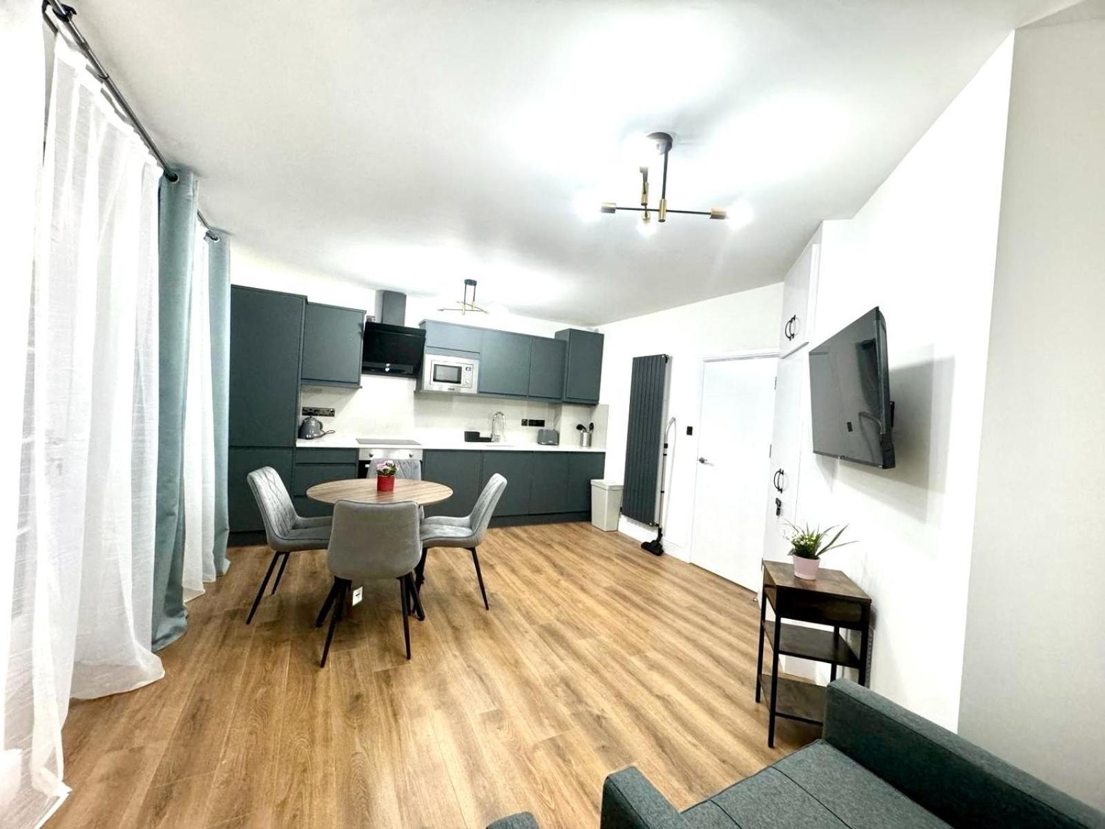 City Centre One Bedroom Apartment Next To Station, Newly Renovated Лондон Екстериор снимка