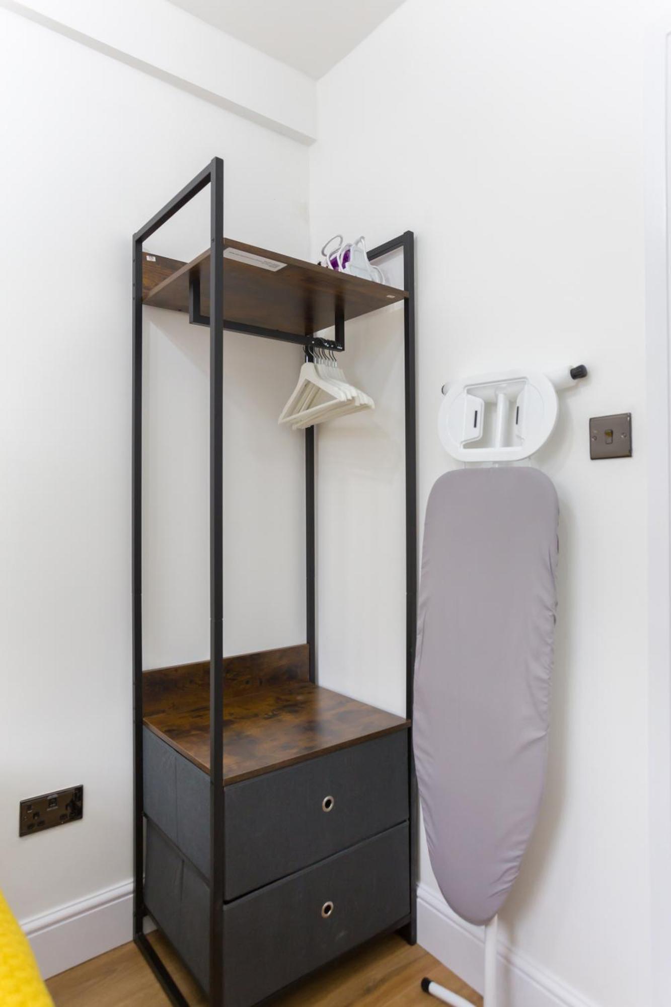 City Centre One Bedroom Apartment Next To Station, Newly Renovated Лондон Екстериор снимка