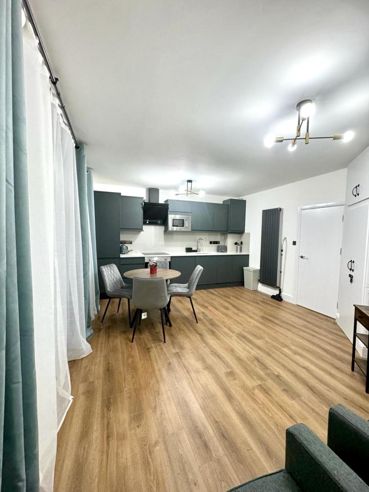 City Centre One Bedroom Apartment Next To Station, Newly Renovated Лондон Екстериор снимка