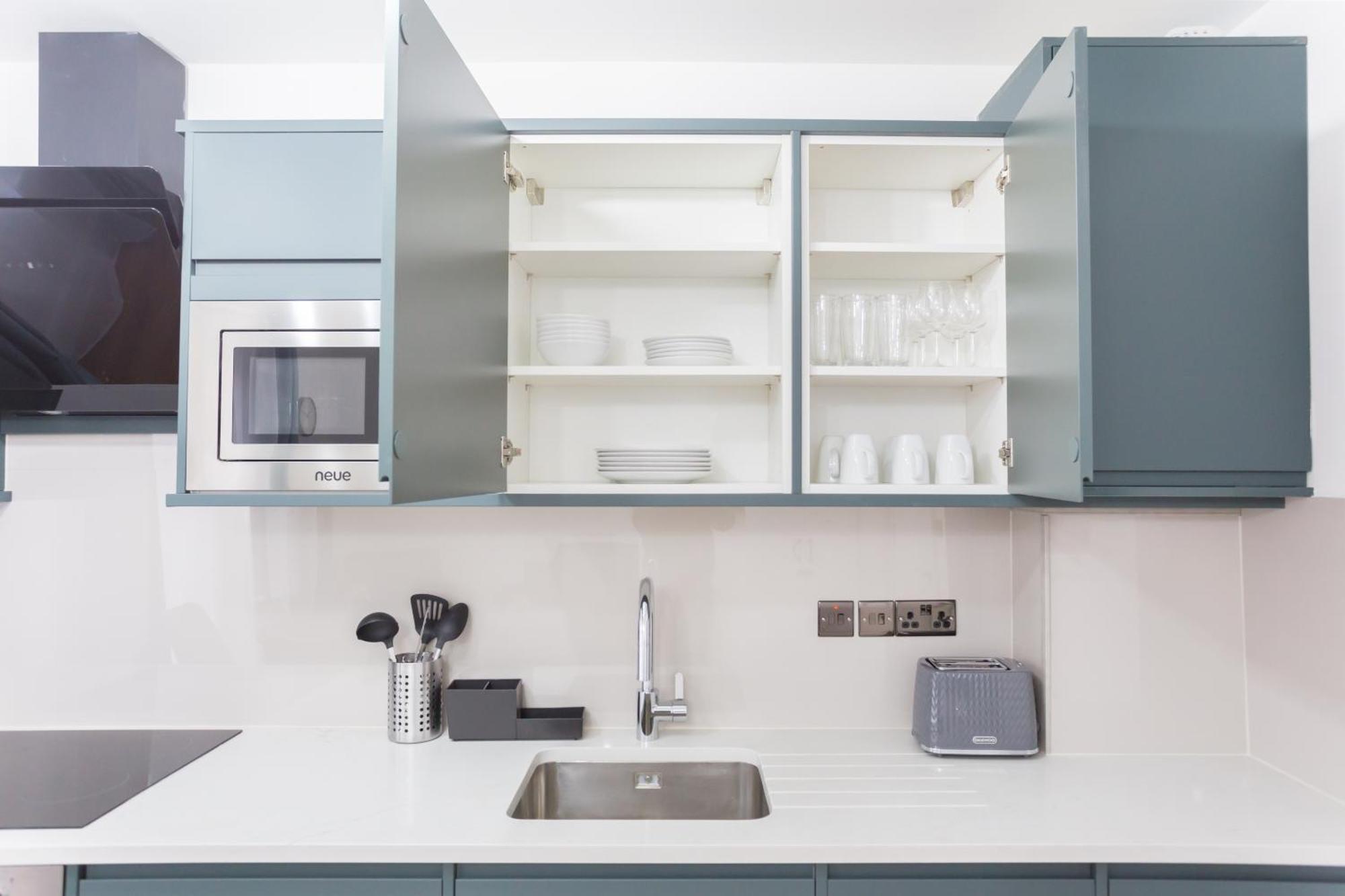City Centre One Bedroom Apartment Next To Station, Newly Renovated Лондон Екстериор снимка