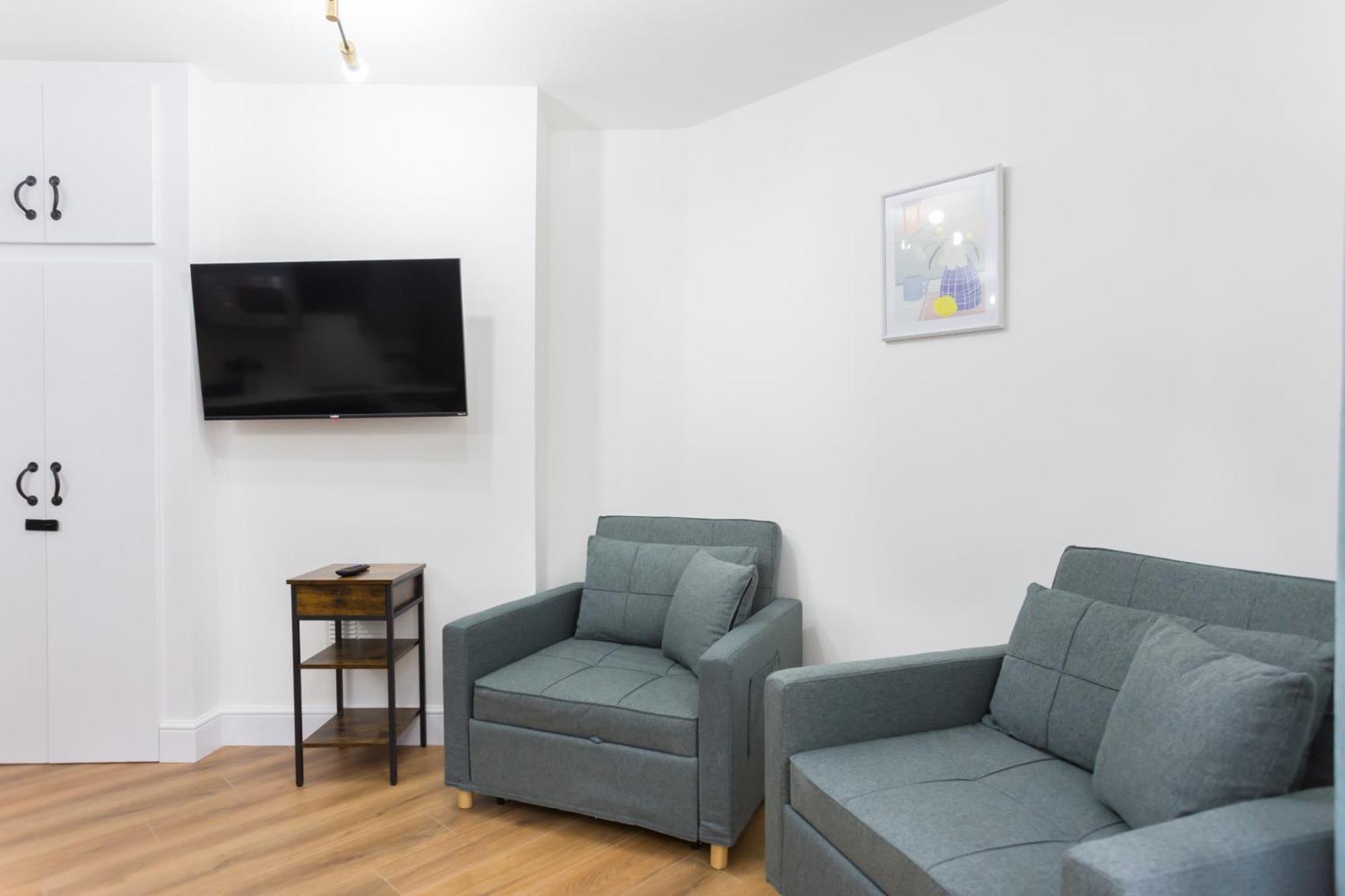 City Centre One Bedroom Apartment Next To Station, Newly Renovated Лондон Екстериор снимка