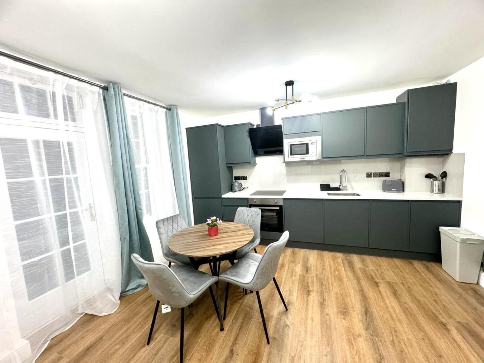 City Centre One Bedroom Apartment Next To Station, Newly Renovated Лондон Екстериор снимка