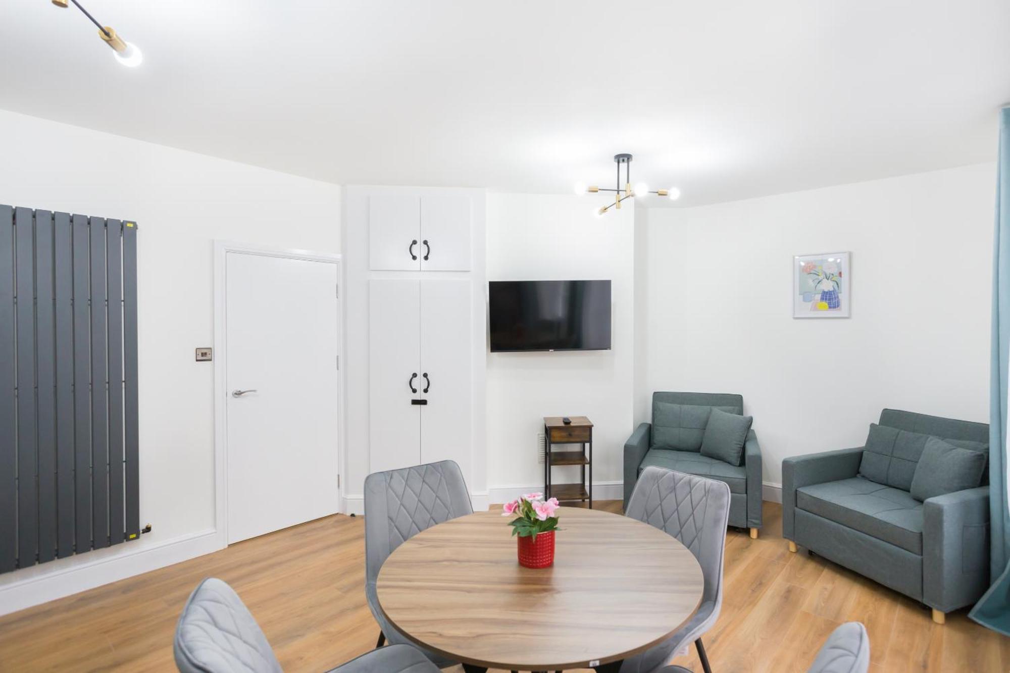 City Centre One Bedroom Apartment Next To Station, Newly Renovated Лондон Екстериор снимка