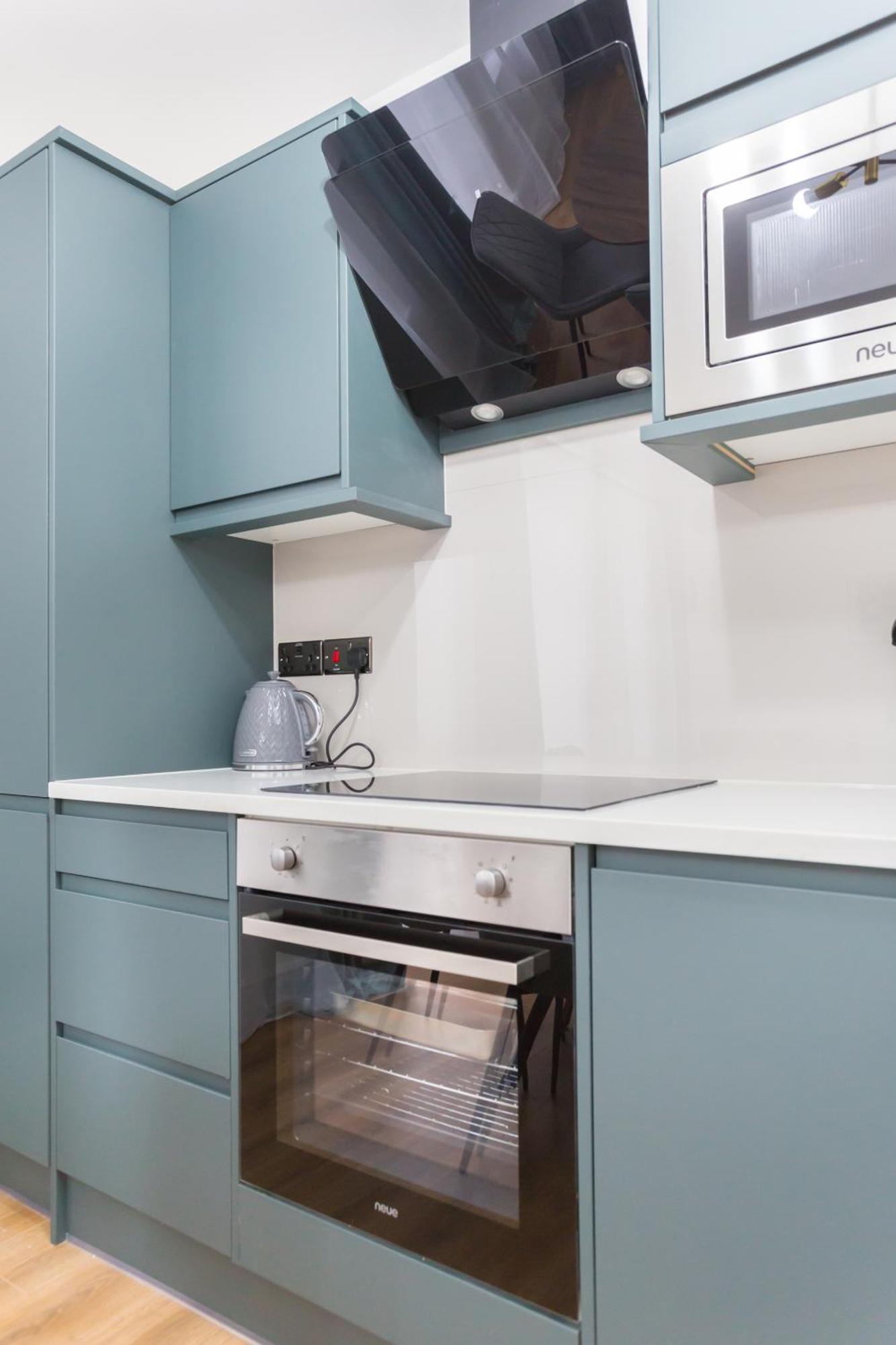 City Centre One Bedroom Apartment Next To Station, Newly Renovated Лондон Екстериор снимка