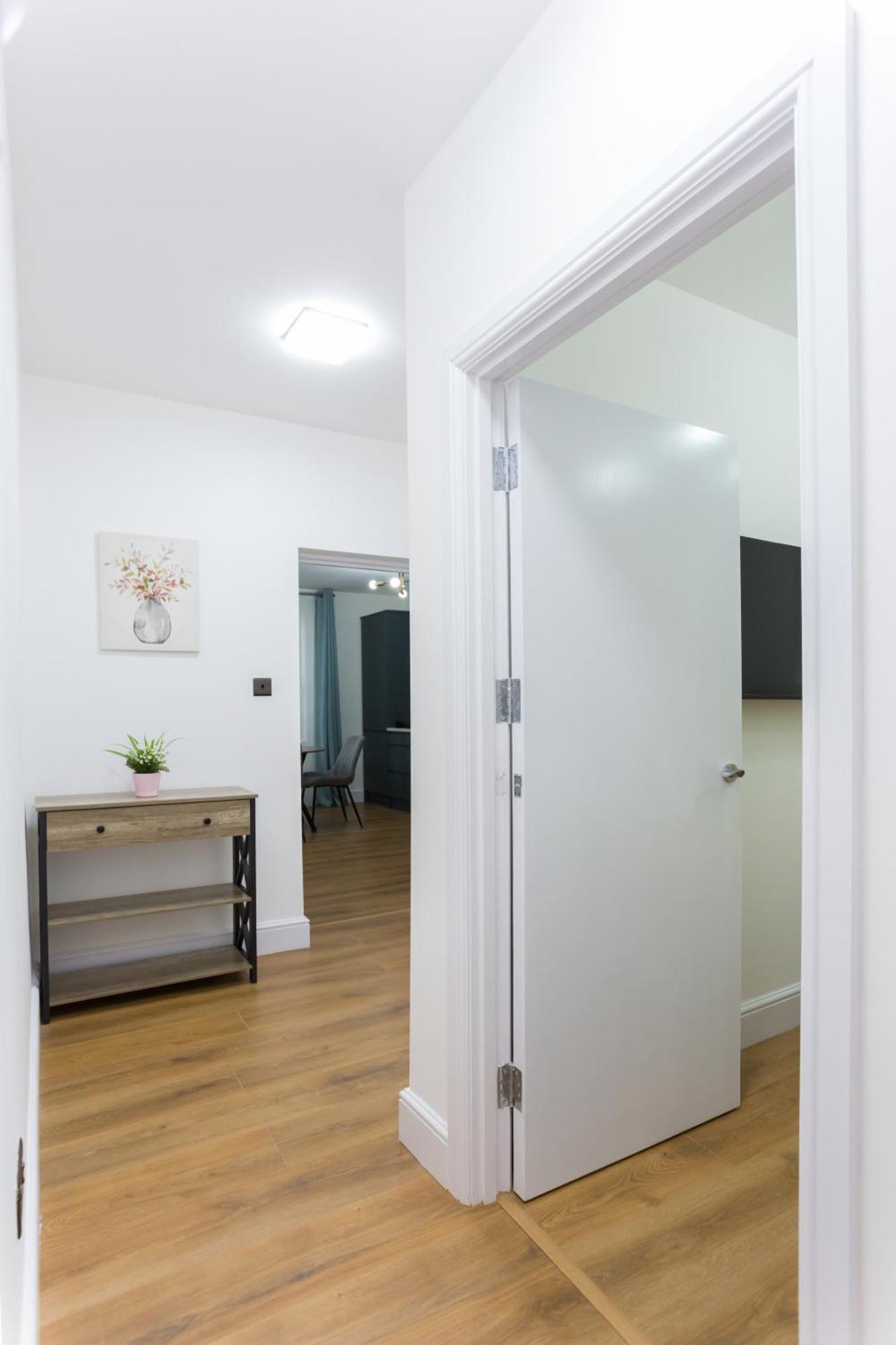 City Centre One Bedroom Apartment Next To Station, Newly Renovated Лондон Екстериор снимка