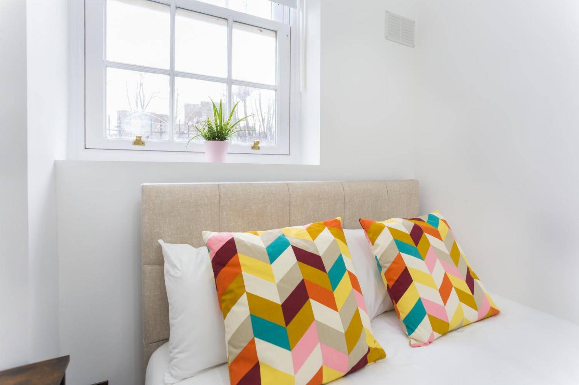 City Centre One Bedroom Apartment Next To Station, Newly Renovated Лондон Екстериор снимка
