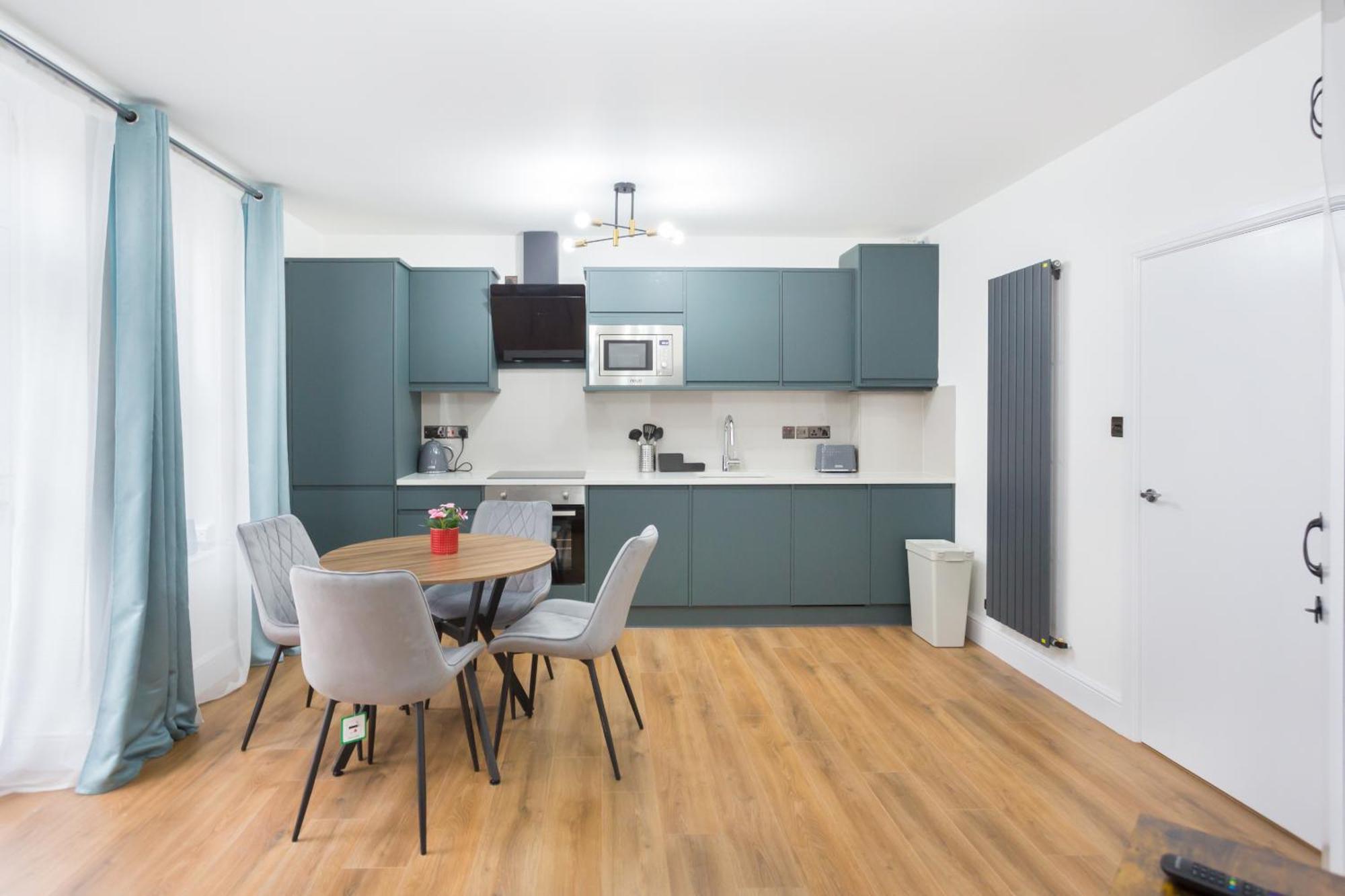 City Centre One Bedroom Apartment Next To Station, Newly Renovated Лондон Екстериор снимка