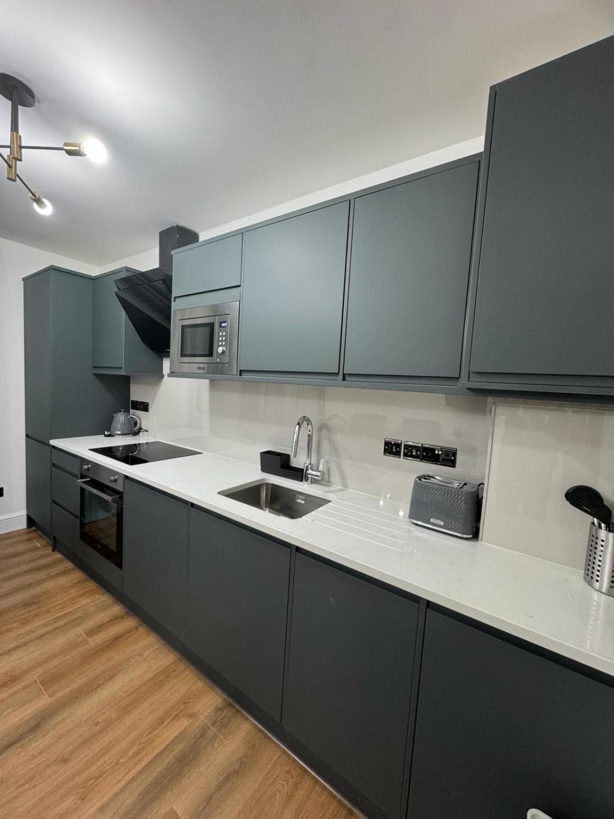 City Centre One Bedroom Apartment Next To Station, Newly Renovated Лондон Екстериор снимка
