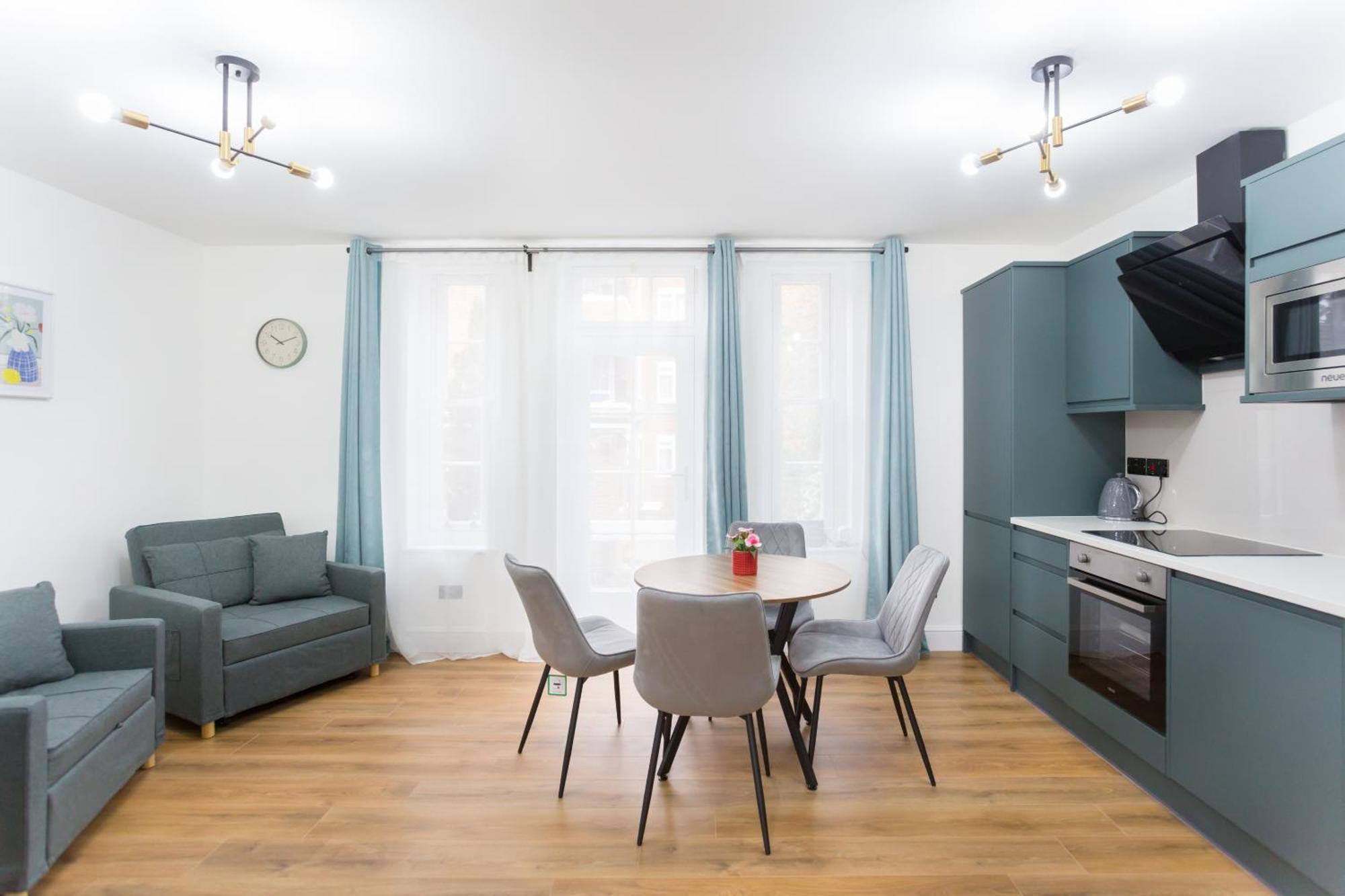 City Centre One Bedroom Apartment Next To Station, Newly Renovated Лондон Екстериор снимка