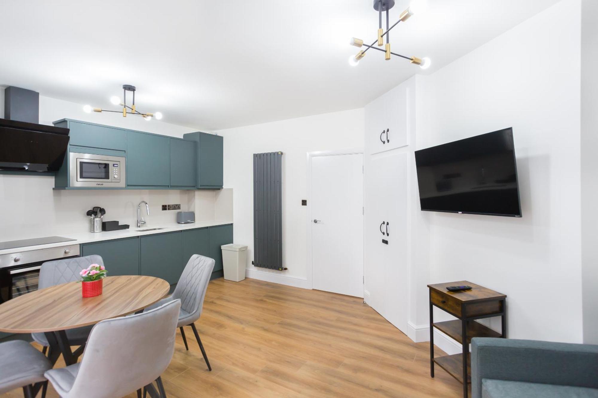 City Centre One Bedroom Apartment Next To Station, Newly Renovated Лондон Екстериор снимка