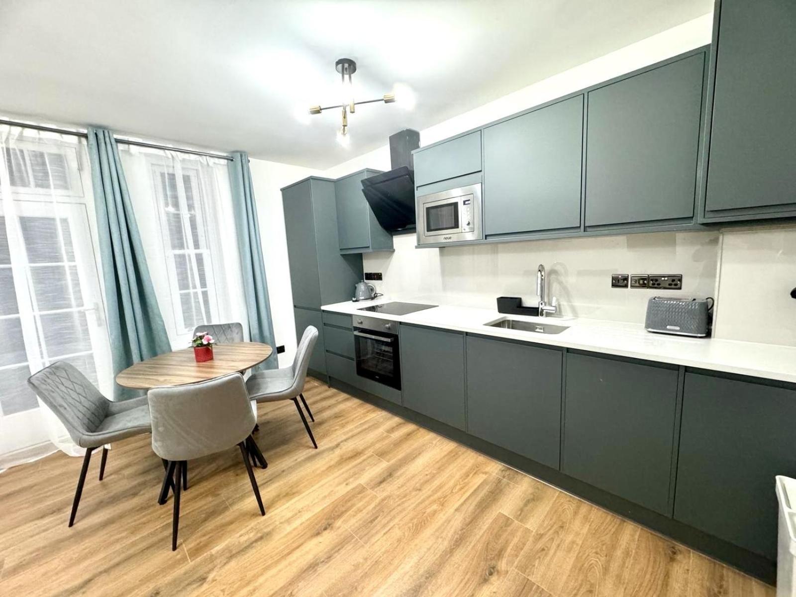City Centre One Bedroom Apartment Next To Station, Newly Renovated Лондон Екстериор снимка
