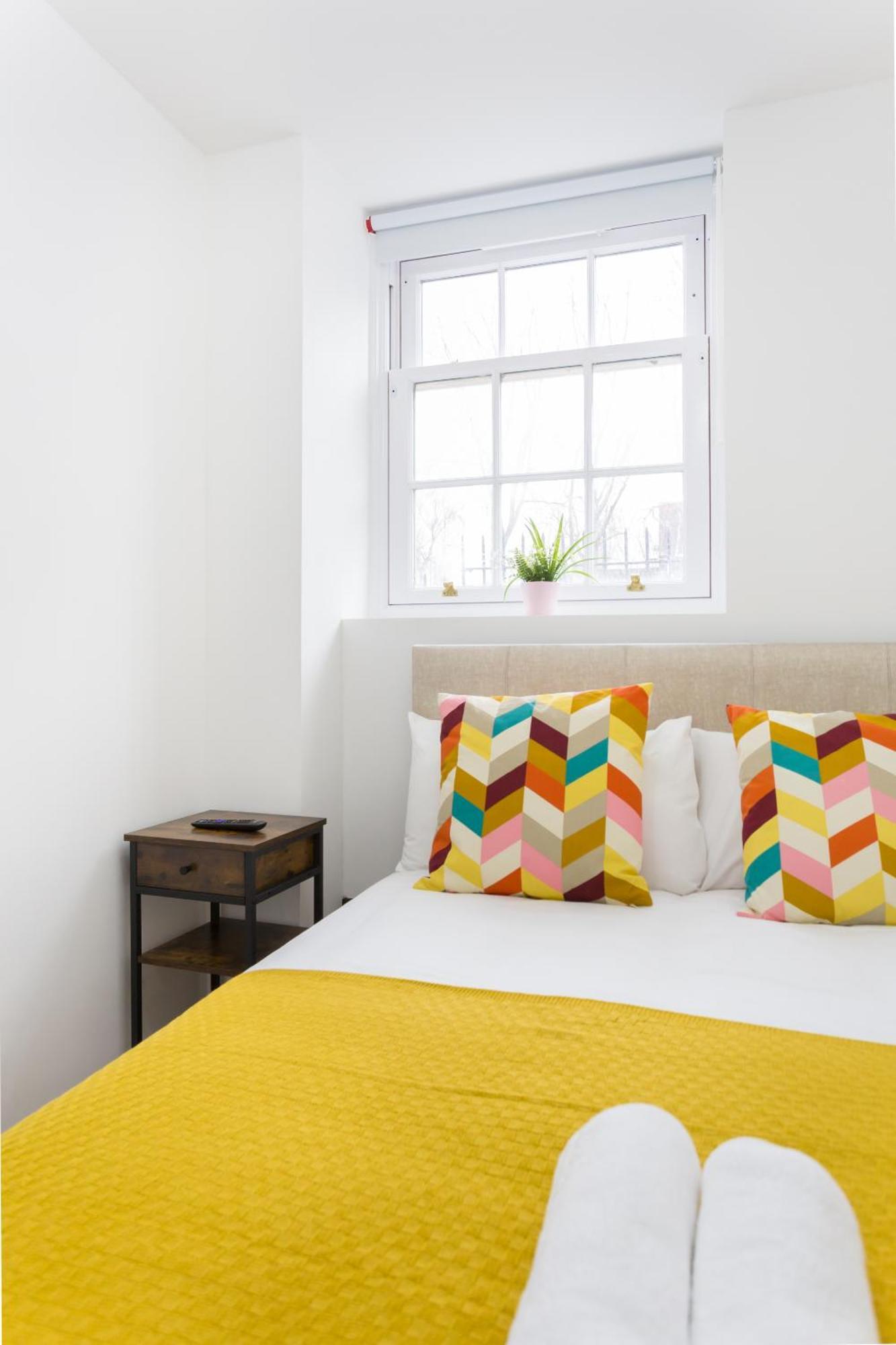 City Centre One Bedroom Apartment Next To Station, Newly Renovated Лондон Екстериор снимка