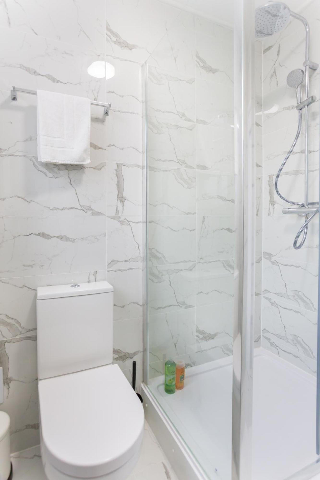 City Centre One Bedroom Apartment Next To Station, Newly Renovated Лондон Екстериор снимка