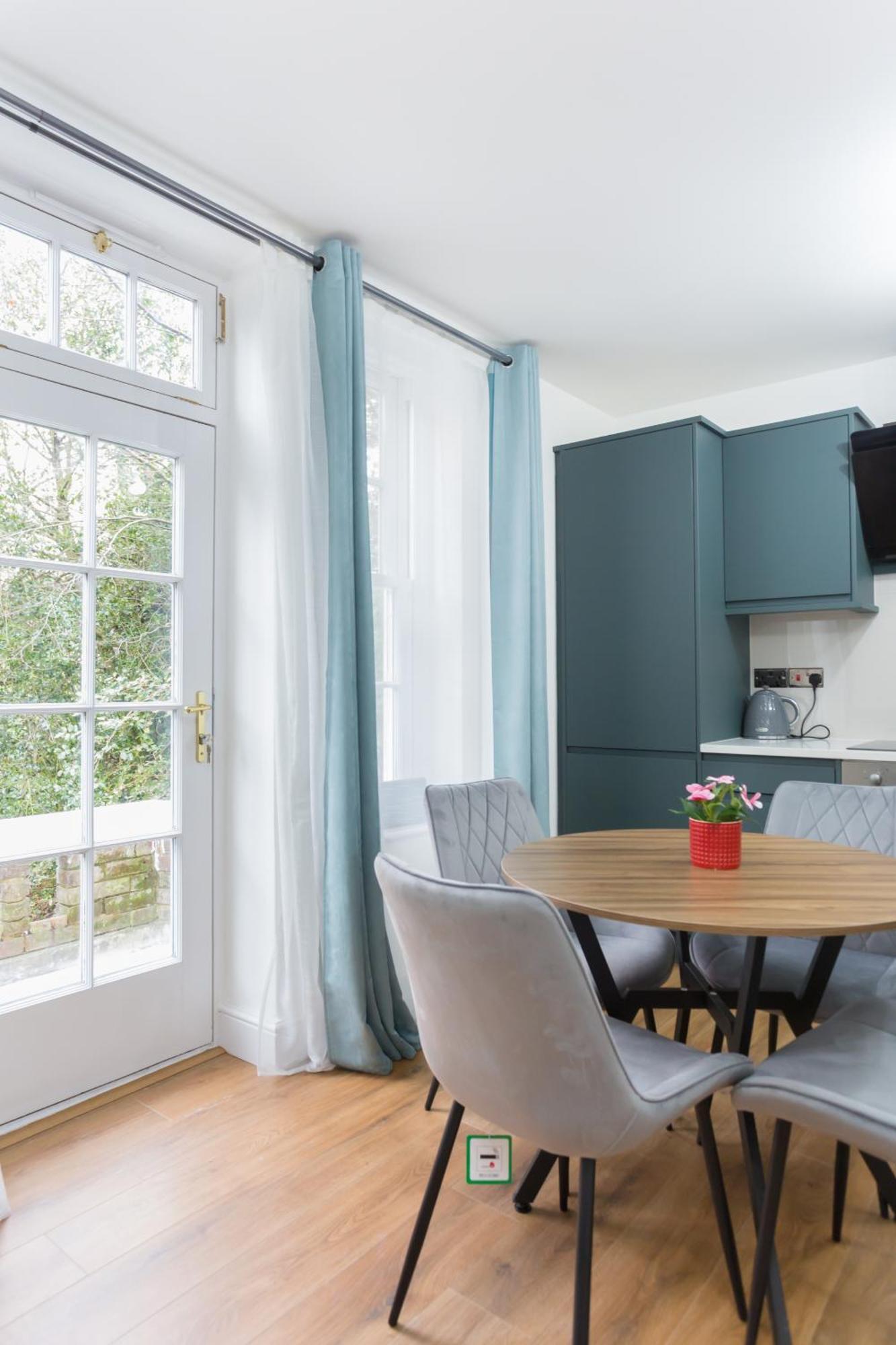 City Centre One Bedroom Apartment Next To Station, Newly Renovated Лондон Екстериор снимка