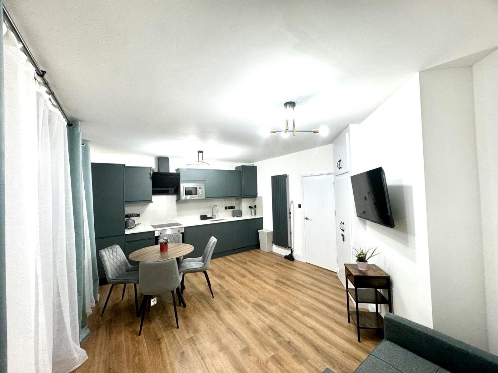 City Centre One Bedroom Apartment Next To Station, Newly Renovated Лондон Стая снимка
